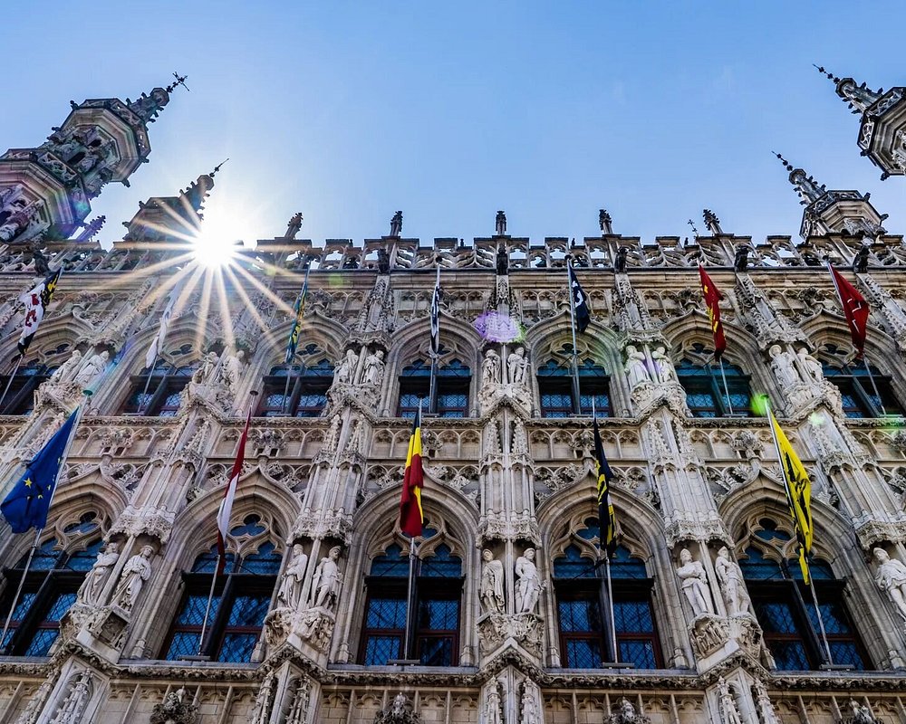 De Grote Markt met het gotische stadhuis van Leuven